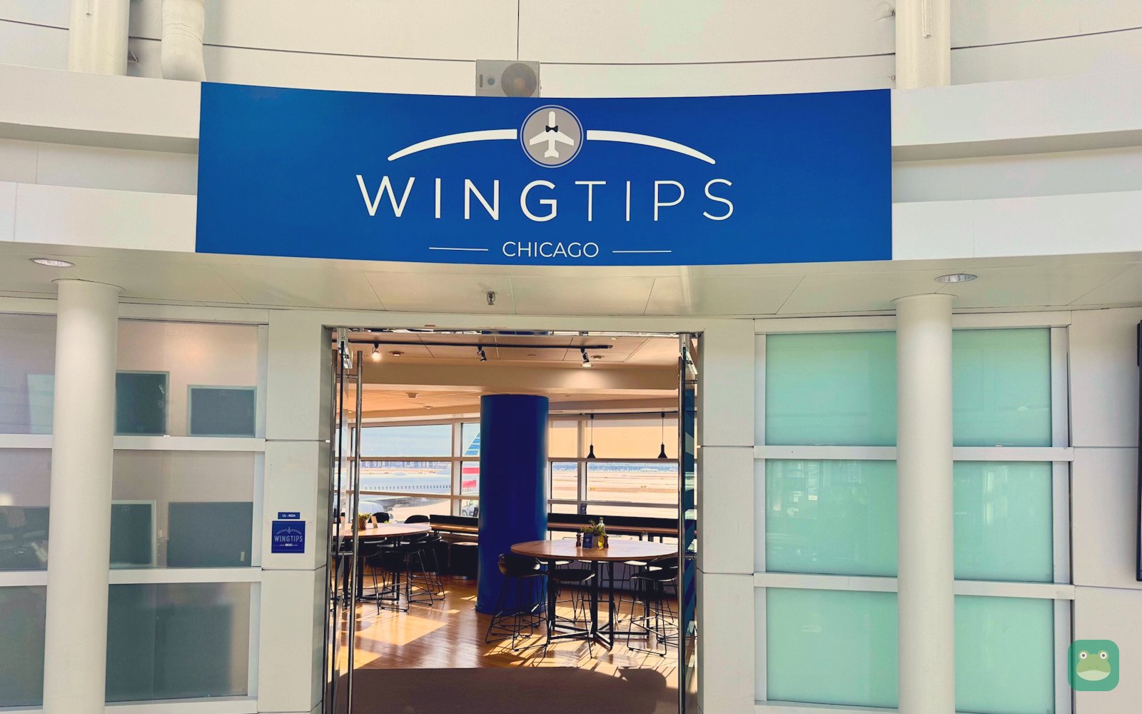 Wingtips Lounge, ORD Terminal 5 — seating area