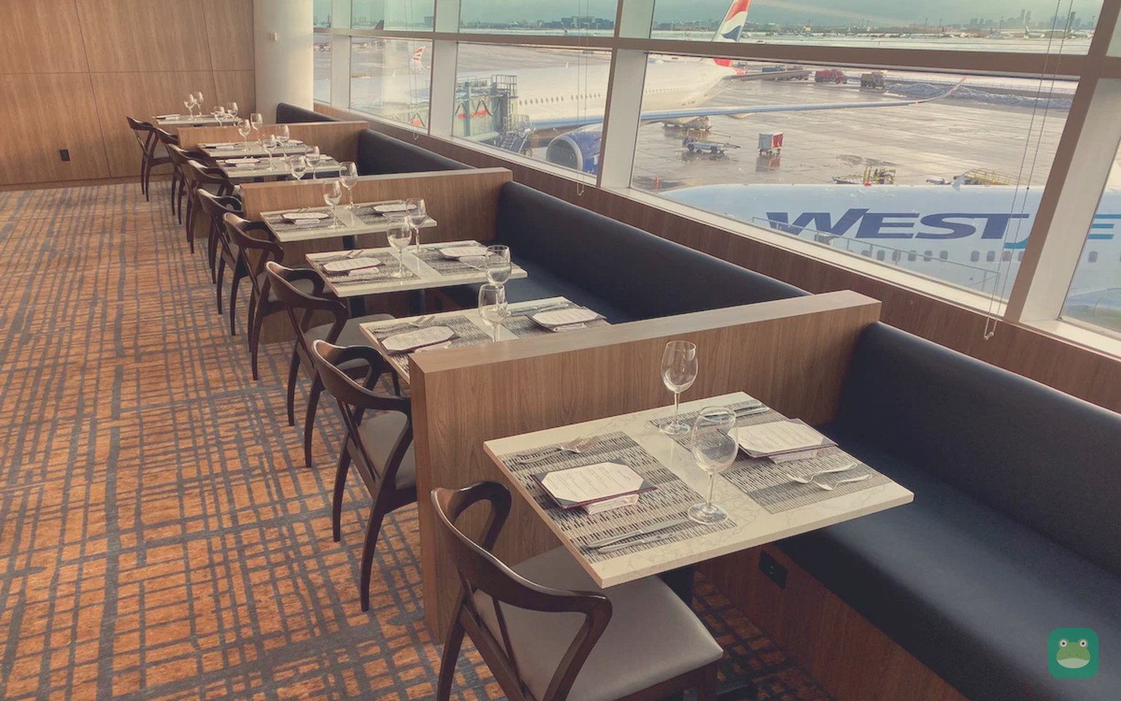 British Airways Galleries Lounge, YYZ Terminal 3 — First dining area