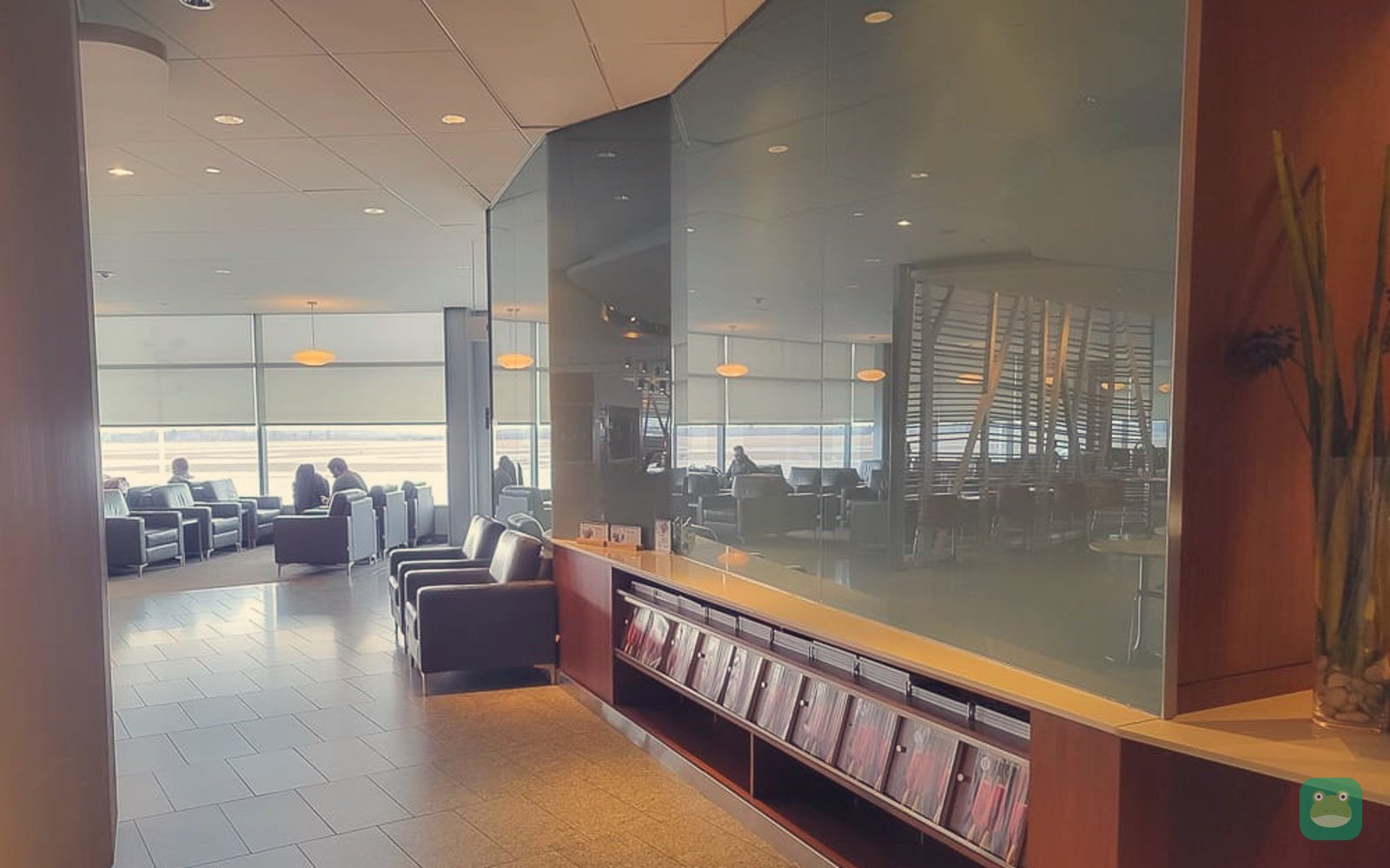 Air Canada Maple Leaf Lounge, YOW Main Terminal — seating area