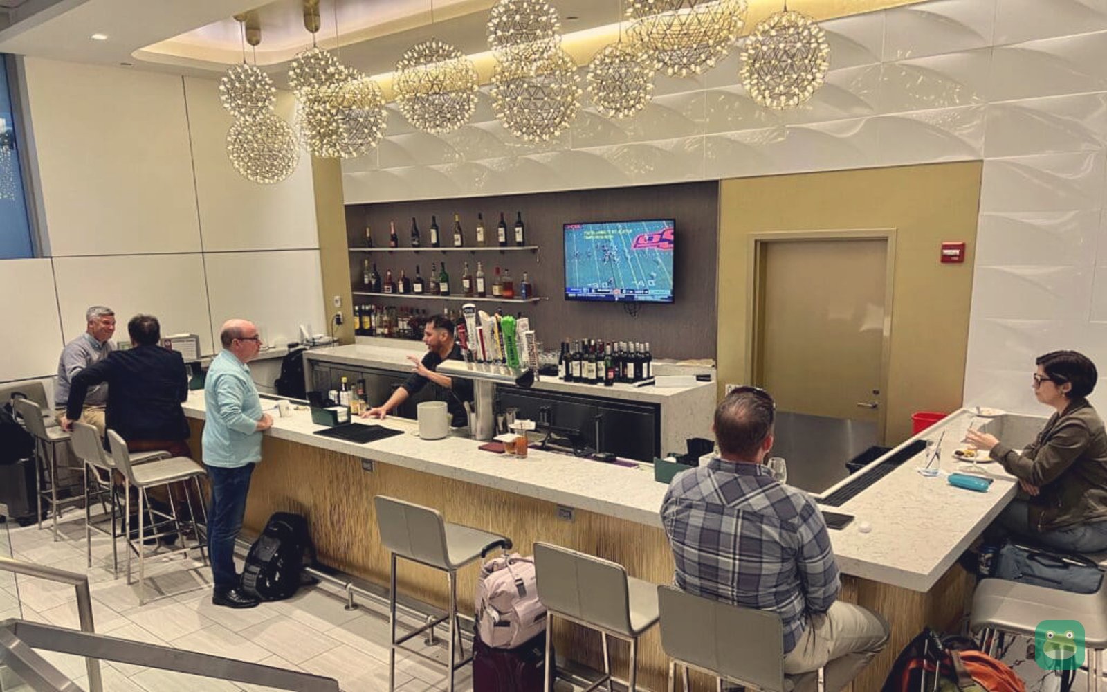 United Club, ORD Terminal 1 Gate B18 — bar