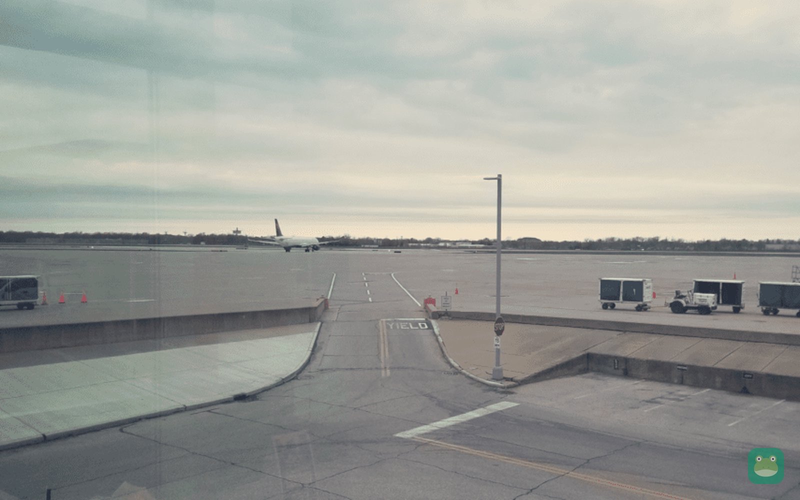 The Club CLE, CLE Concourse B — seating with tarmac views
