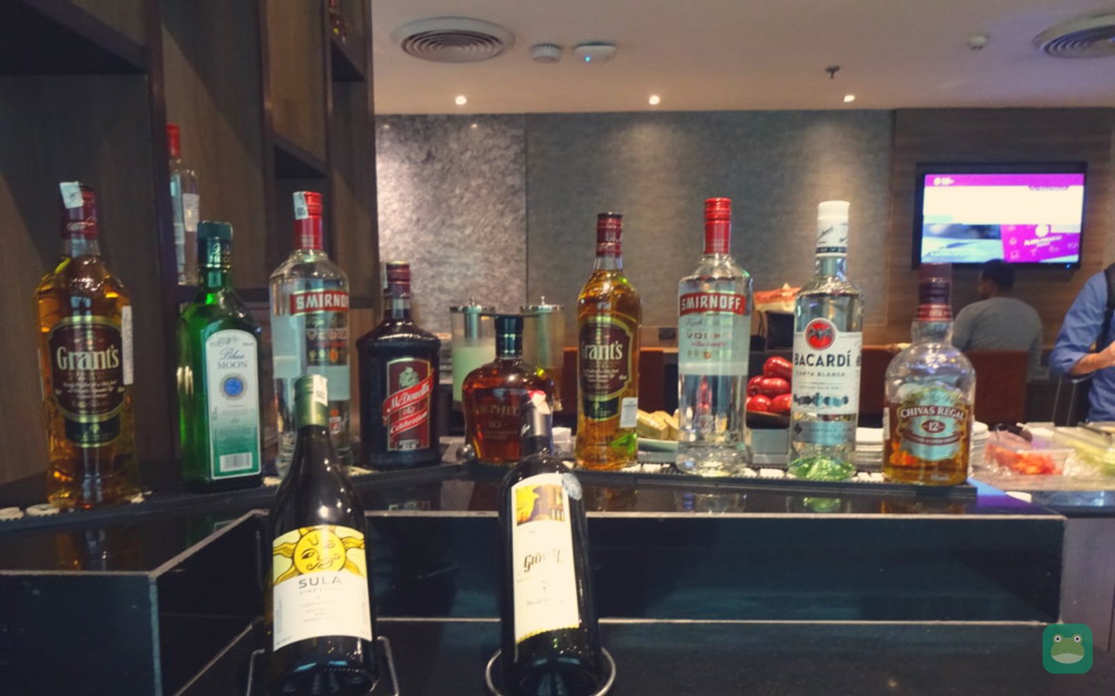 Plaza Premium Lounge, DEL Terminal 3 International — bar