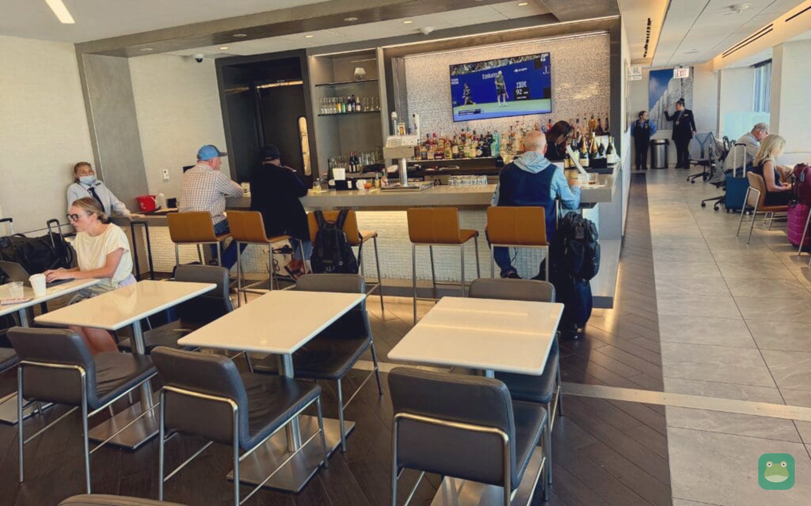 American Airlines Admirals Club (B), CLT Concourse B — bar