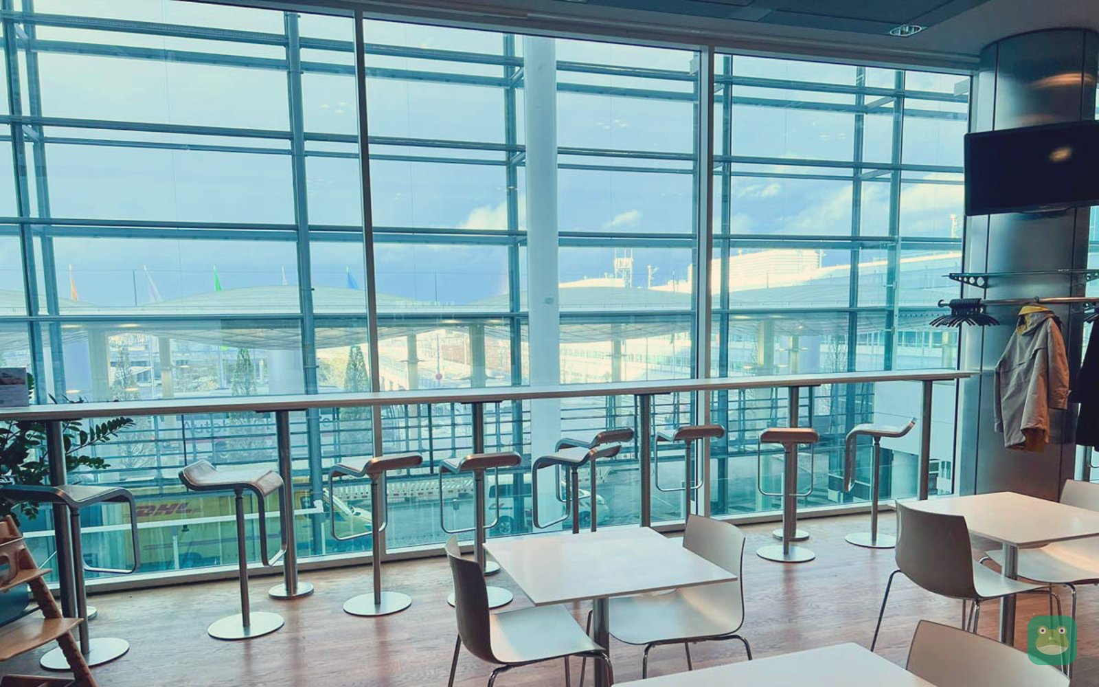 Lufthansa Business Lounge H24, MUC Terminal 2 — dining area with airport views