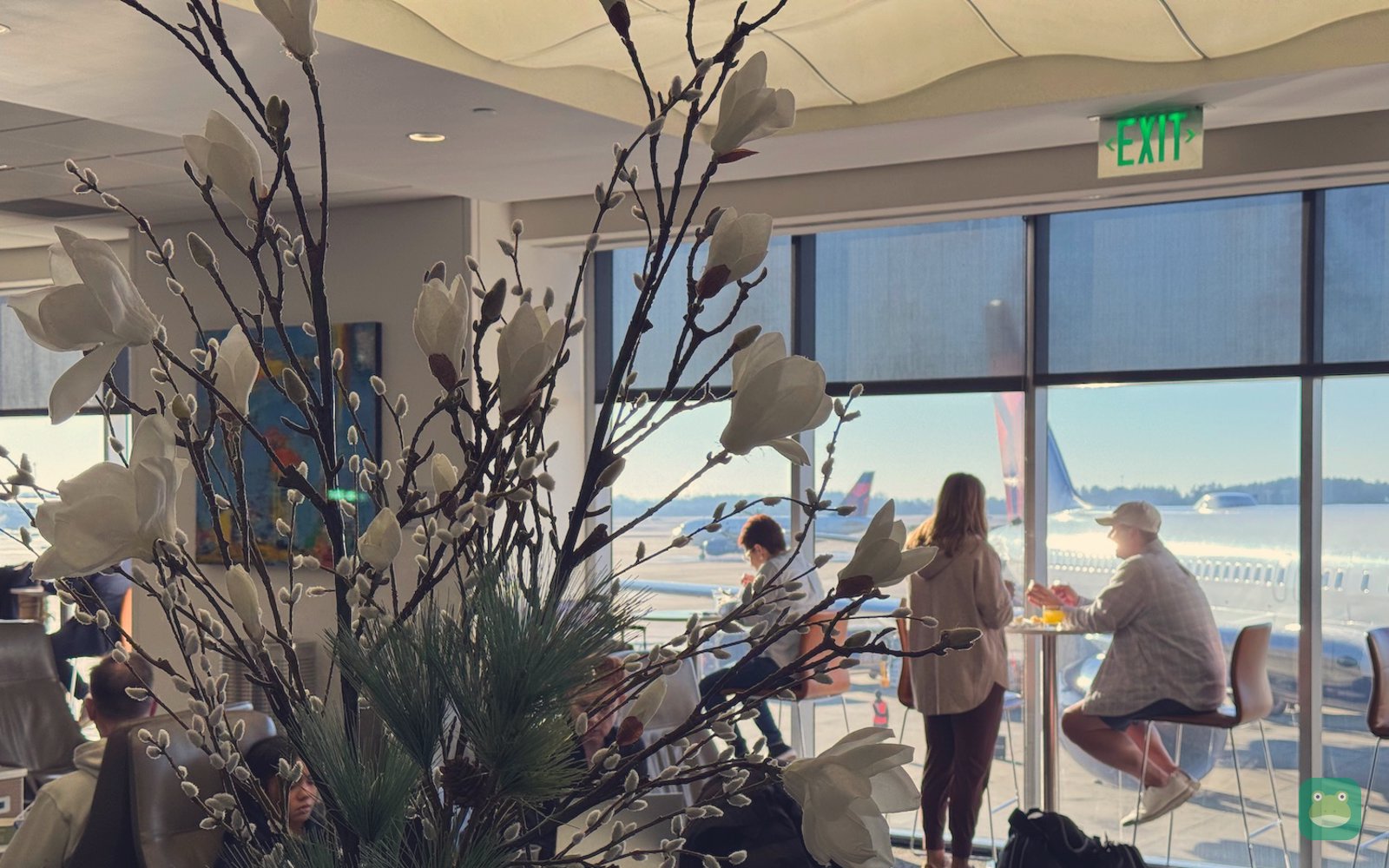 Delta Sky Club, ATL Concourse E — seating by the windows