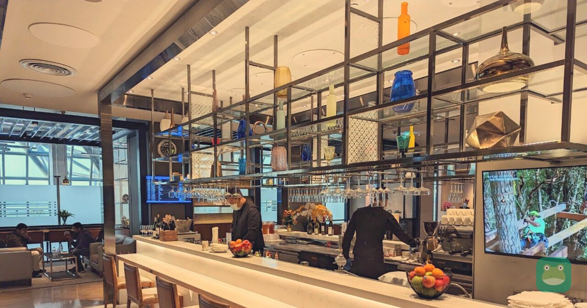 SilverKris Lounge, BKK Concourse D — bar area