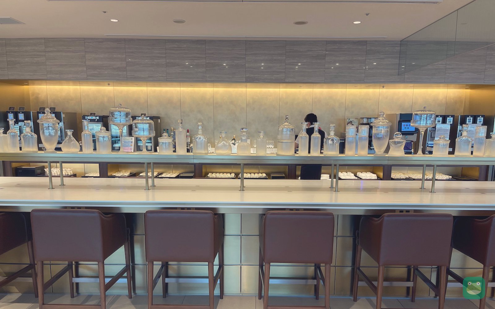 JAL First Class Lounge, HND Terminal 3 — bar counter