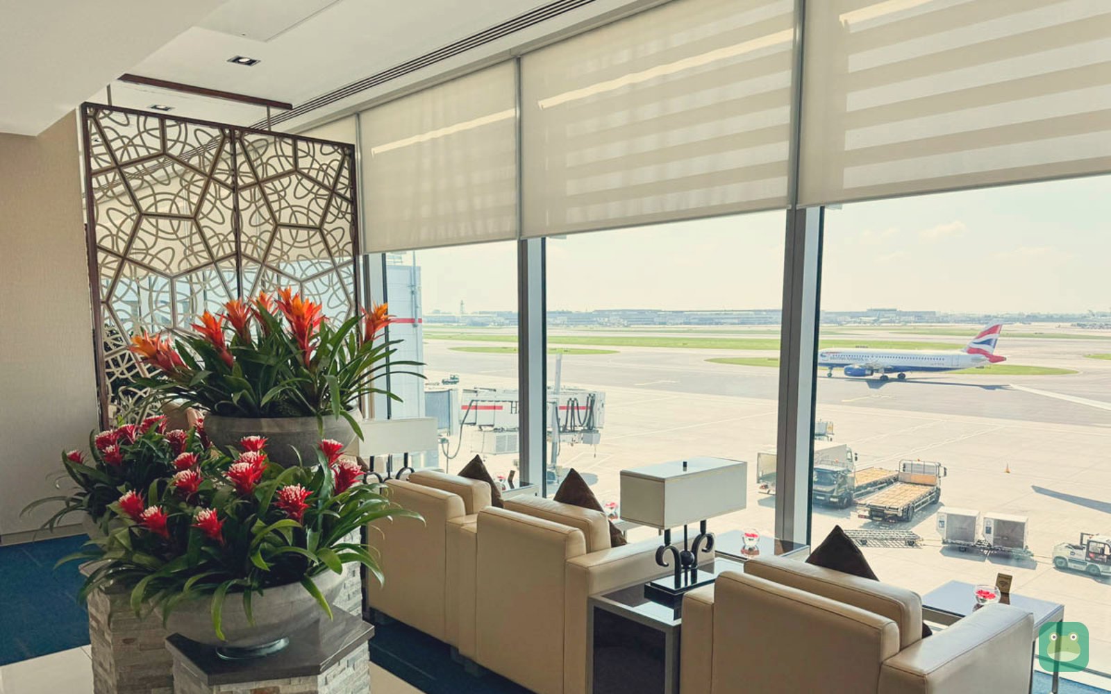 Window seating overlooking the gates, Emirates Lounge, Heathrow Terminal 3
