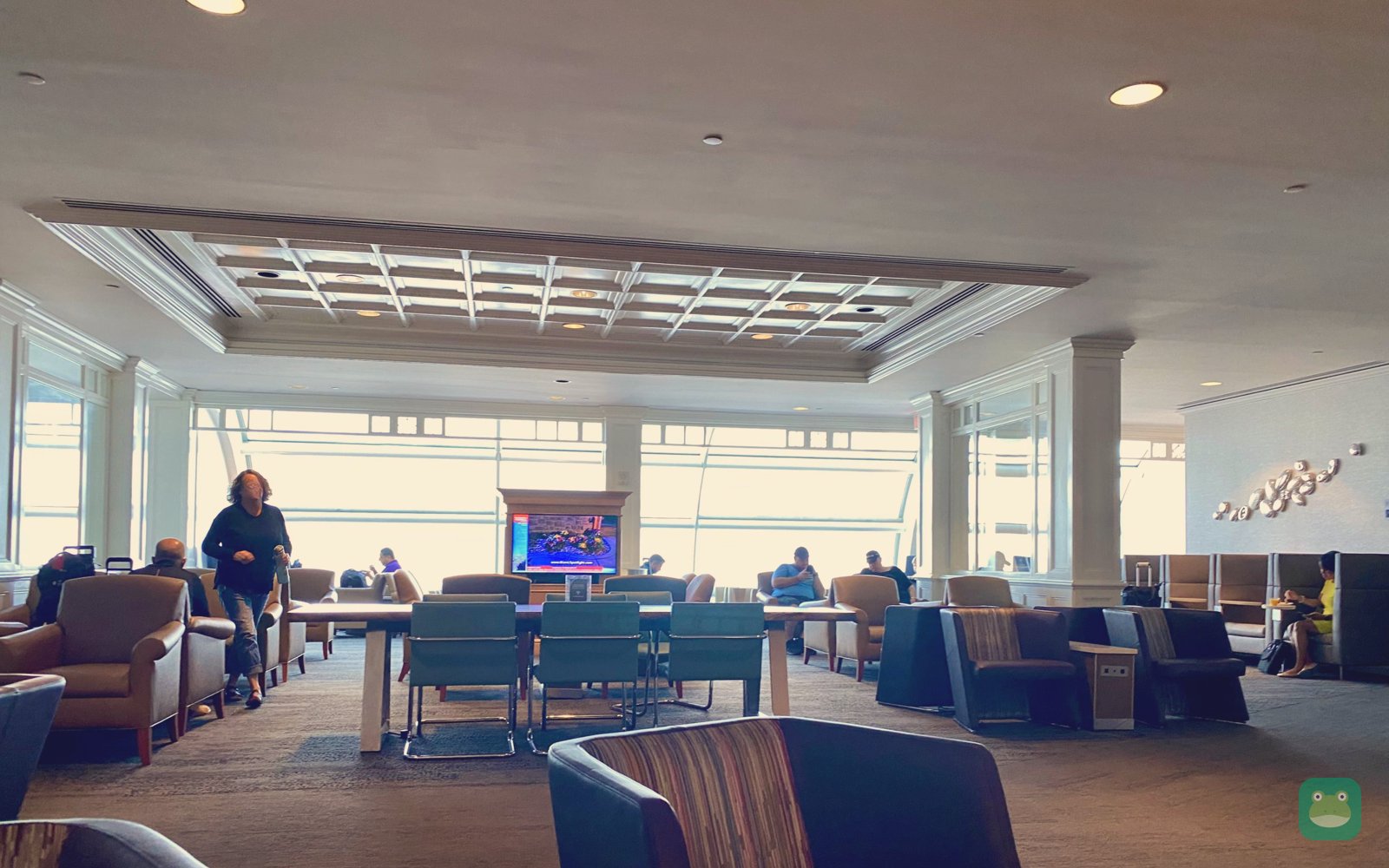 Delta Sky Club, MCO Terminal B (Airside 4) — dining and seating area