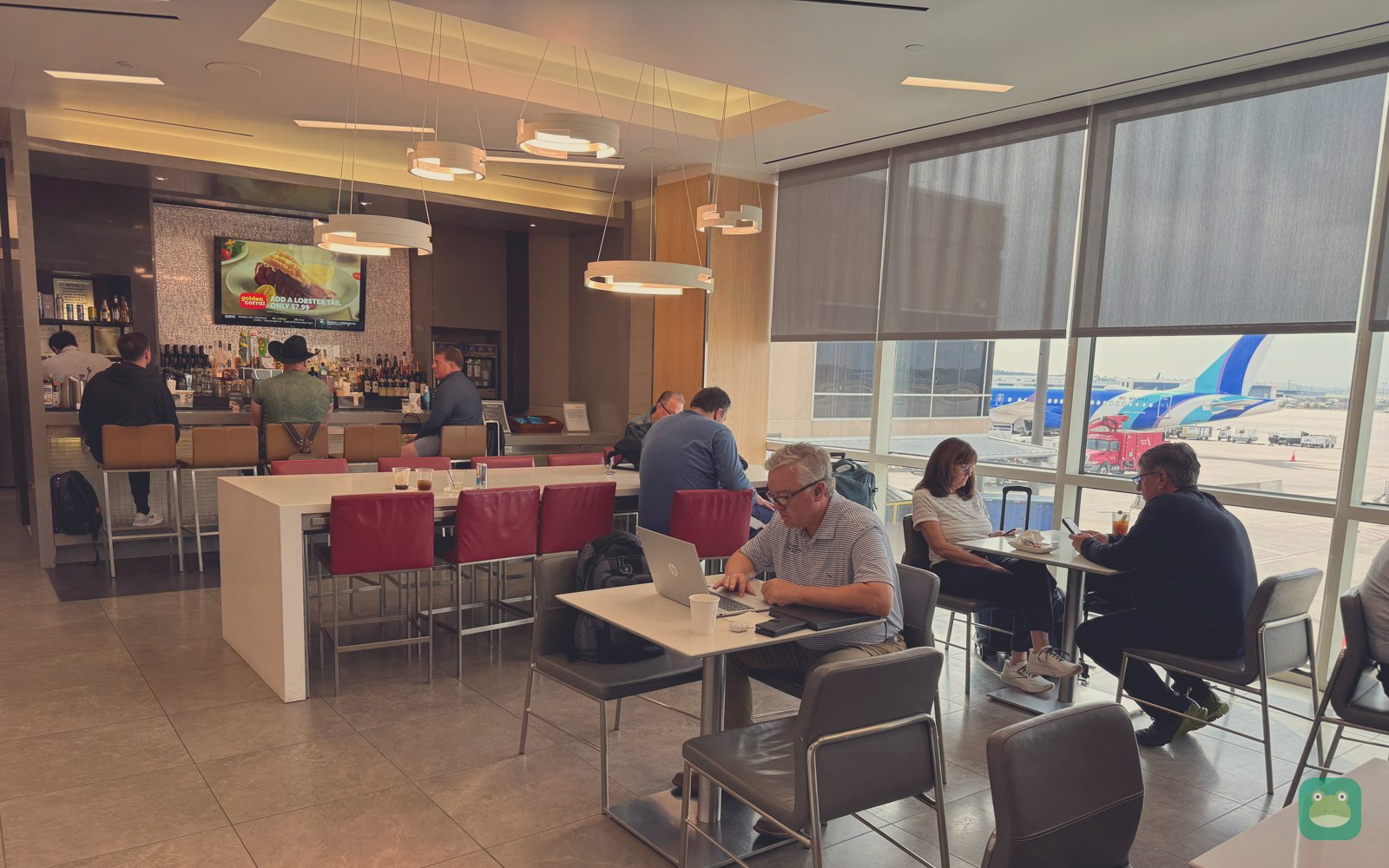 American Airlines Admirals Club, IAH Terminal A — bar seating