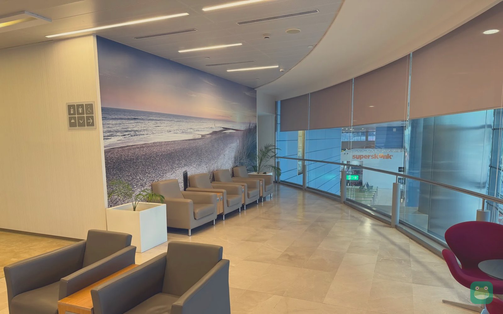 Lounge seating along the windows, Sala VIP Puerta del Sol, Madrid-Barajas