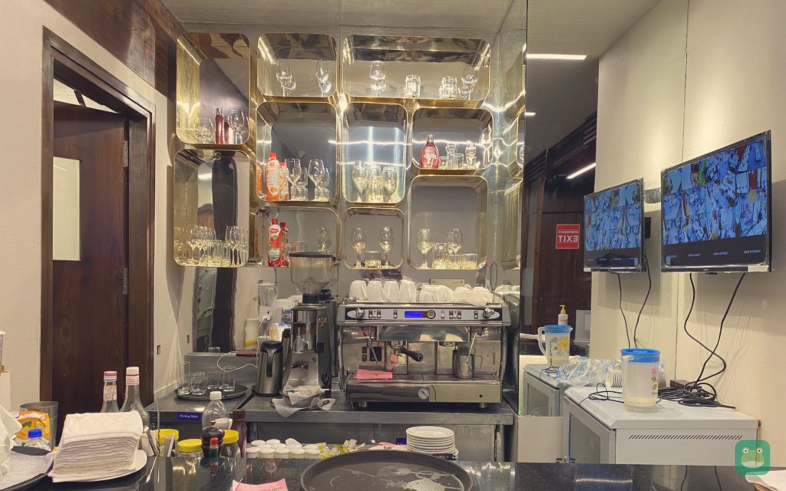 American Express (Centurion) Lounge, DEL Terminal 3 Domestic — bar and café